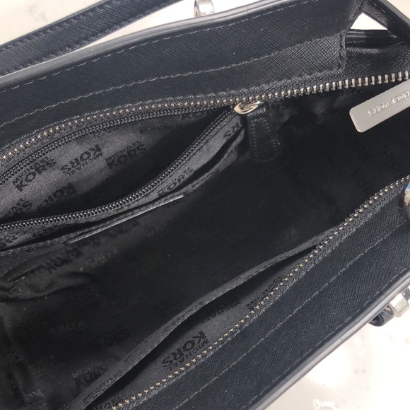 Michael Kors premium handbag, crossbody, black colour, like new condition - Picture 6 of 10